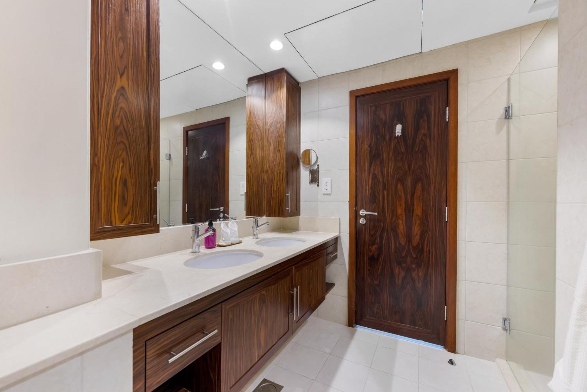 Апартаменти Durrani Homes - The Luxe 3br With Burj Khalifa And Fountain View - Third Without Partition Дубай